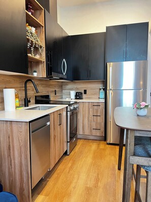 Coffee/tea maker, fridge, microwave, oven - Sunrise Surf Suite, Downtown Halifax (Halifax)