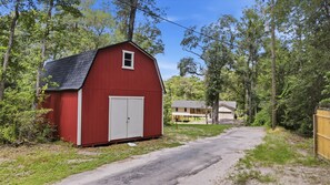 Exterior - Hidden Creek House, WATERFRONT, JETSKI RENTALS, POOL TABLE, Sleeps 10, KAYAKS (Middleburg)