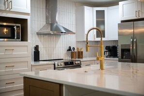 Private kitchen - Hidden Creek House, WATERFRONT, JETSKI RENTALS, POOL TABLE, Sleeps 10, KAYAKS (Middleburg)