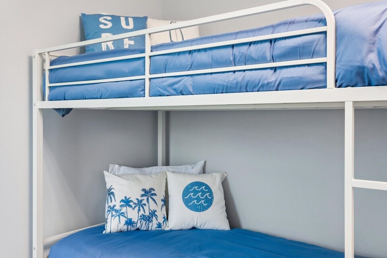 Escrivaninha, ferros/tábuas de passar roupa, Wi-Fi, roupa de cama