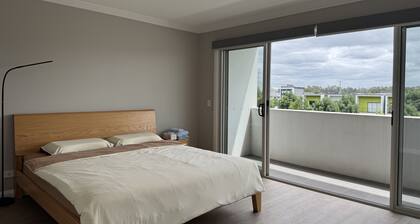 4BR 3Baths Walk to Train, Westfield & Sydney International Regatta Centre