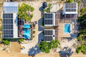 Ein Resort mit mehreren Schwimmbecken, Solaranlagen und einem Wasserspiel.