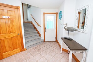 Eine Treppe führt zu einer Tür, an der ein Schild mit dem Schriftzug 'Private' angebracht ist. Ein Spiegel sitzt an der Wand und auf einem Tisch steht eine Vogelstatue.