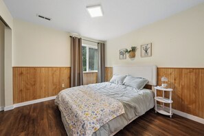 4 bedrooms, iron/ironing board, WiFi (free), bed sheets