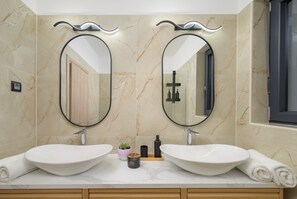 A bathroom with two sinks, a mirror, and a towel. - Villa Lenko (Istria - Svetvinčenat) (Svetvinčenat)