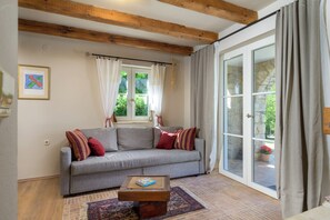 A cozy living room with a grey sofa, a wooden coffee table, and a patterned rug. - Villa Franciska (Istria - Svetvinčenat) (Svetvinčenat)