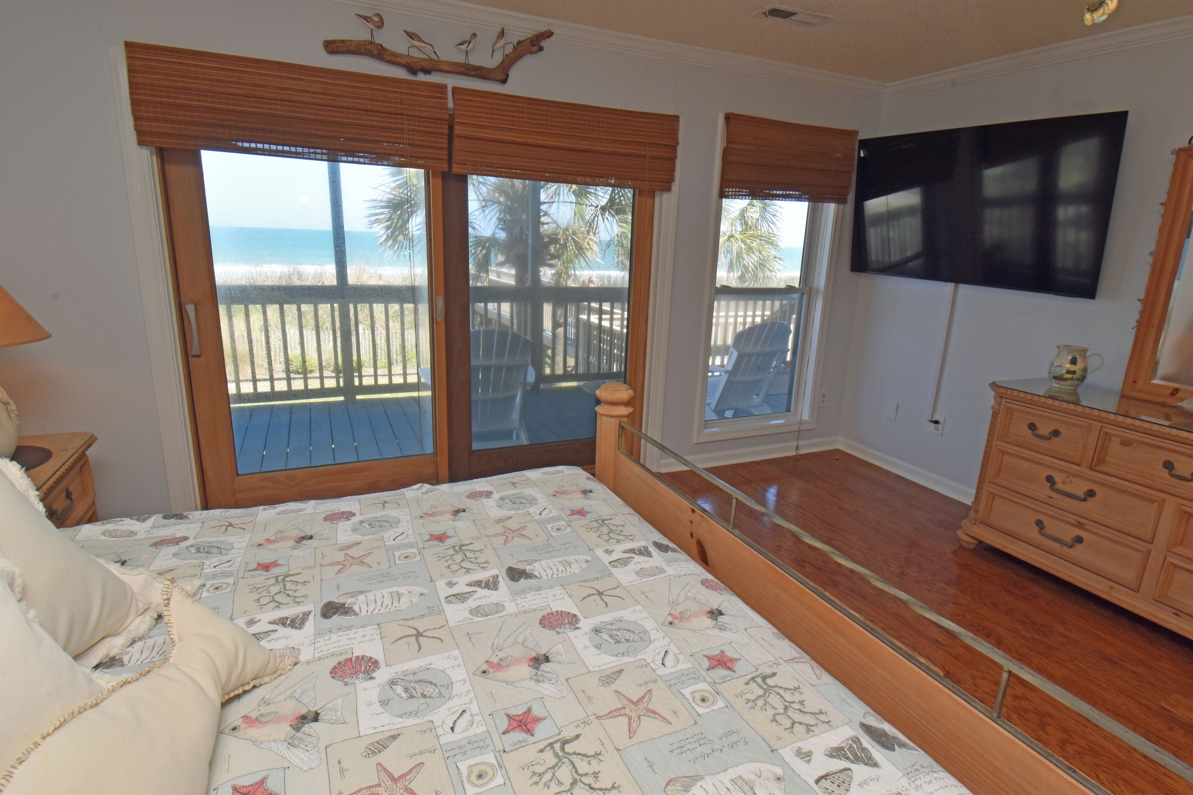 5 bedrooms, WiFi (free), bed sheets