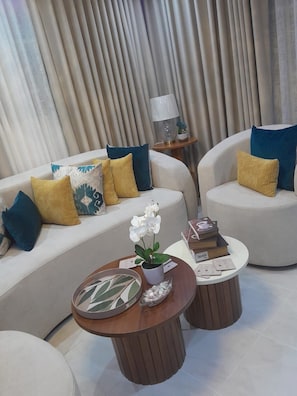 A modern living room with a sofa, two armchairs, a coffee table, and a lamp. - Apartment Charming 3-bedroom family apartment home in Santiago de los Caballeros (Santiago de los Caballeros)
