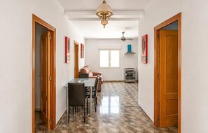 A hallway with a dining area, a kitchen, and a ceiling fan. - Lovely apartment in Los Alcázares with WiFi (Los Alcázares)