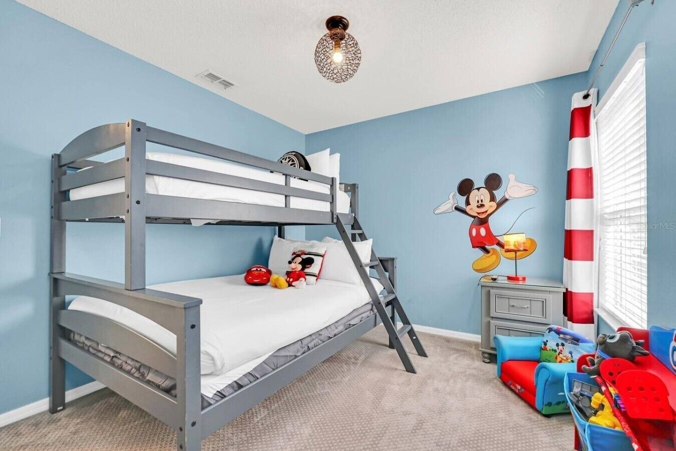 Desk, iron/ironing board, WiFi, bed sheets