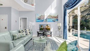 Ein modernes Wohnzimmer mit einer Couch, einem Couchtisch und Kunstwerken an der Wand.