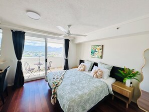 Room - Prime CBD Studio | City & Mountain Views (Cairns City)