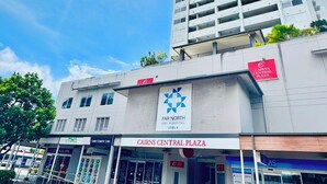 Un edificio de varios pisos con un cartel que indica Cairns Central Plaza y el nivel 4 del Hospital de Día del Far North.