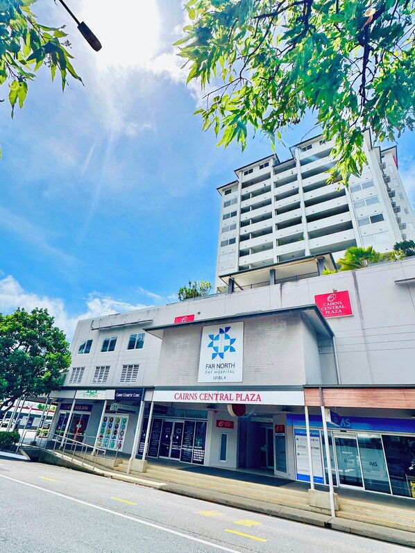 A multi-story building with a sign for Cairns Central Plaza and Far North Day Hospital Level 4. - Prime CBD Studio | City & Mountain Views (Cairns City)