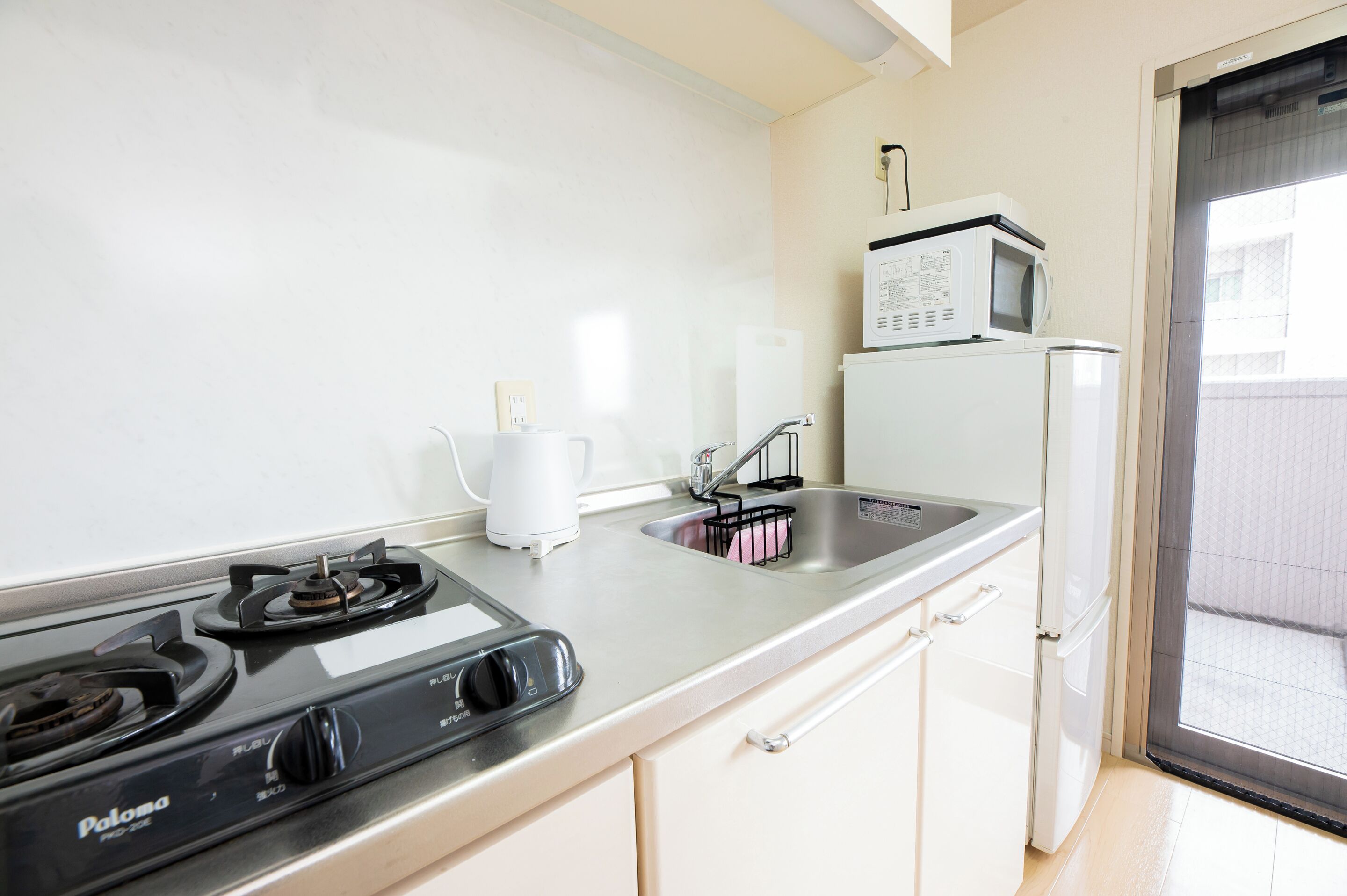 Frigorífico, microondas, placa de cocina y utensilios de cocina