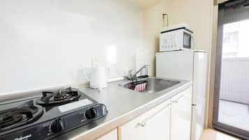Frigorífico, microondas, placa de cocina y utensilios de cocina