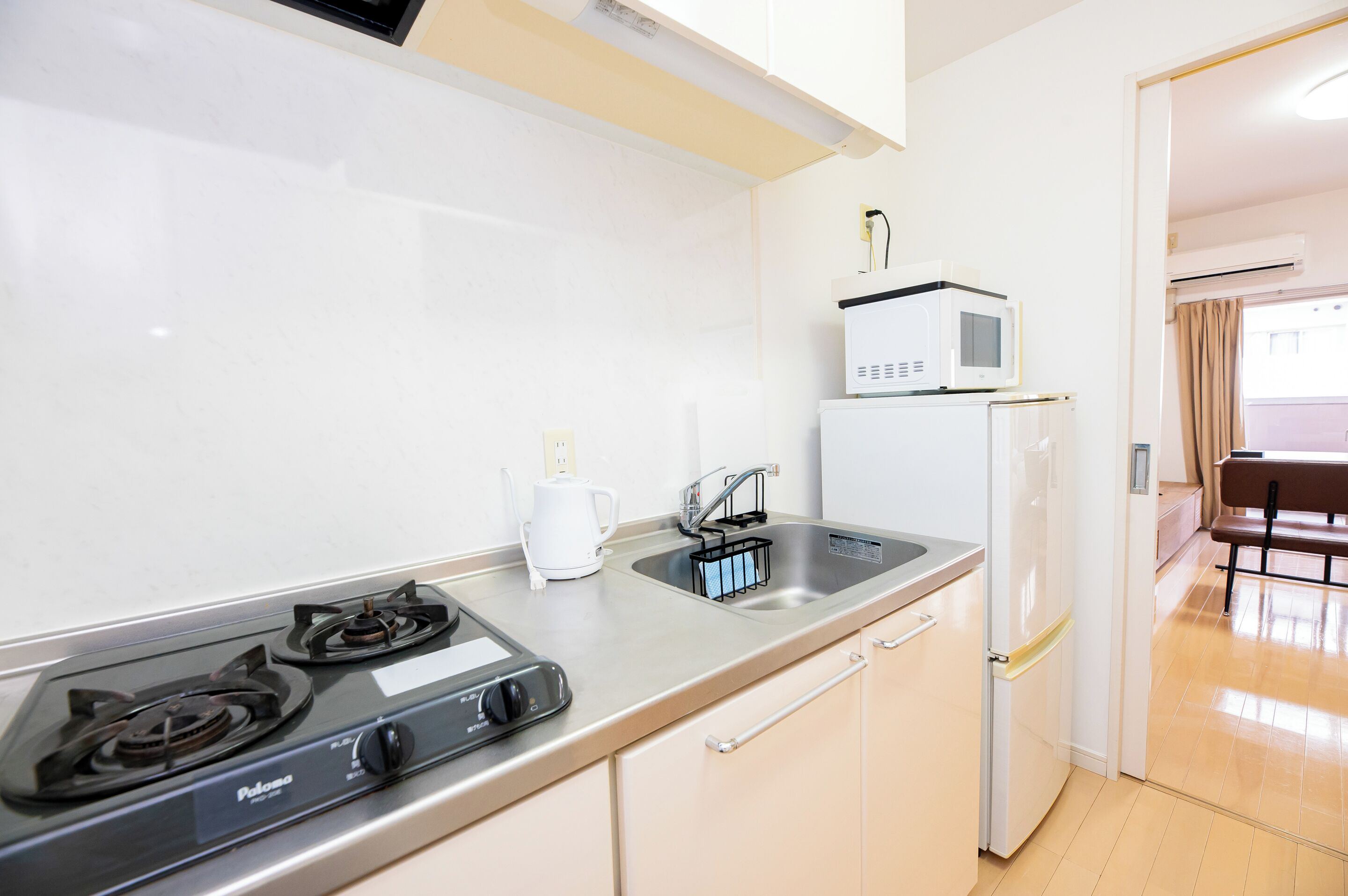 Habitación Deluxe con 2 camas individuales, no fumadores (402) | Cocina privada | Frigorífico, microondas, placa de cocina y utensilios de cocina