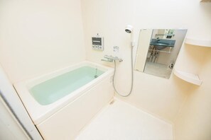 ห้องดีลักซ์ทวิน, ปลอดบุหรี่ (402) | ห้องน้ำ | อ่างอาบน้ำและฝักบัวแยกจากกัน, ไดร์เป่าผม, ผ้าเช็ดตัว, ยาสระผม