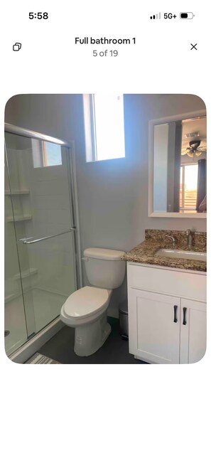 Doccia, asciugacapelli, asciugamani, sapone