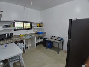 Cafetera y tetera, microondas, tetera eléctrica y utensilios de cocina 