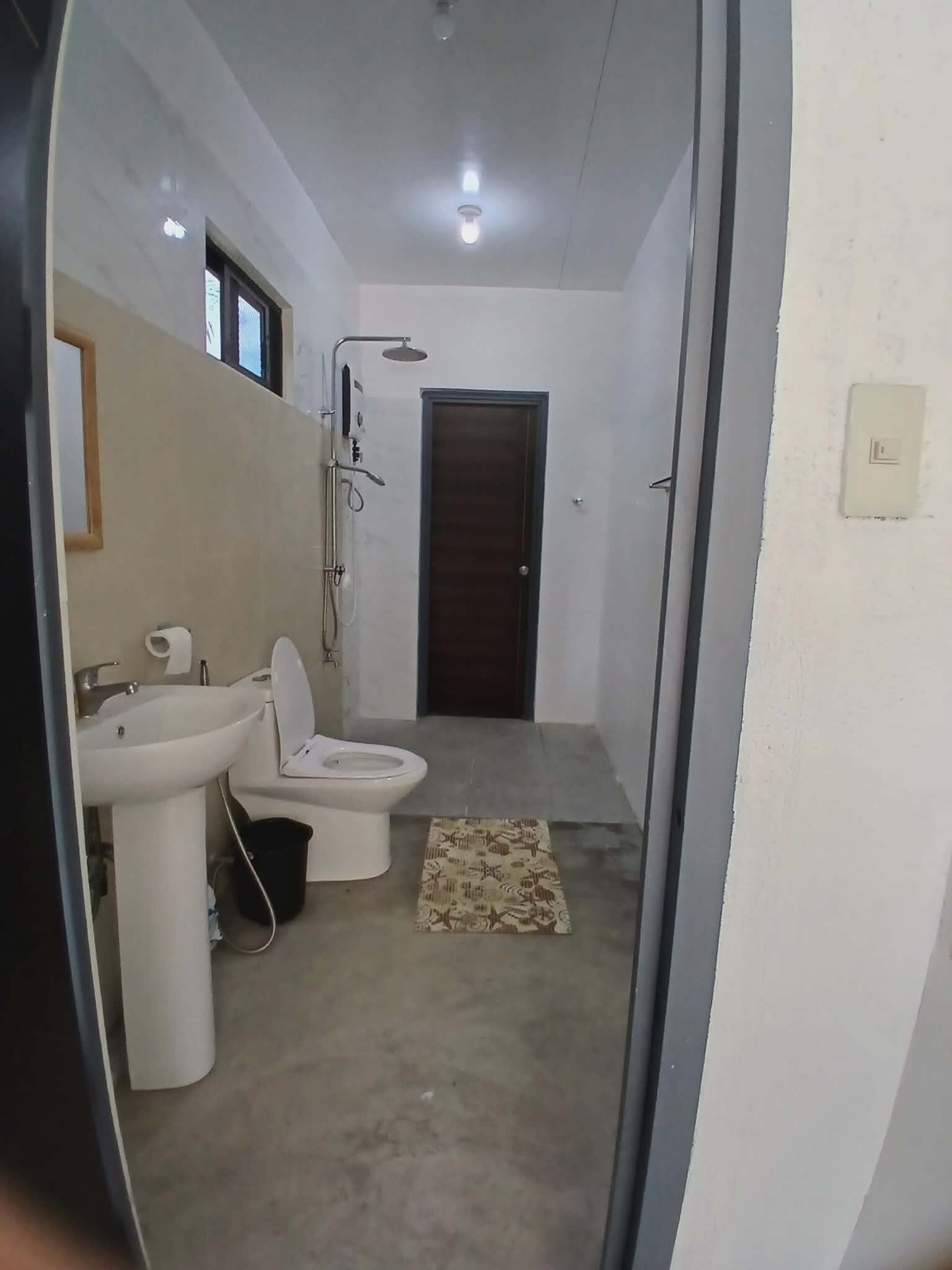 Shower, bidet, towels, soap