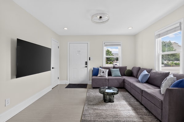 Casa, 3 habitaciones | Área de sala de estar | Smart TV 