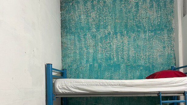 A bunk bed room with a blue ladder and a single bed with a blue mattress. - HOSTAL PUNTACANA (Puerto Vallarta)