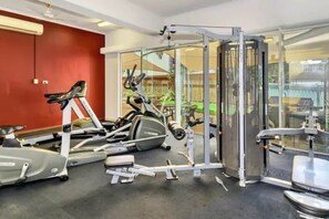 A gym with exercise equipment, a treadmill, and a weight machine. - City Room Minutes Walk to Waterfront & CDU Campus (Darwin City)