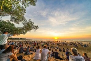 A beach scene with people gathered to watch the sunset. - City Room Minutes Walk to Waterfront & CDU Campus (Darwin City)