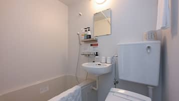 Combined shower/bathtub, free toiletries, hair dryer, towels