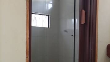 Chalet clásico, lanai, vista a la montaña | Baño | Regadera, toallas, jabón, shampoo
