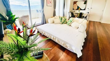 Tabla de planchar con plancha, wifi, ropa de cama