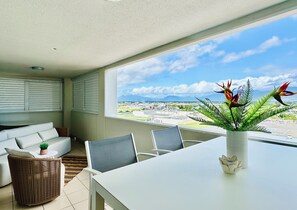 Outdoor dining - Prime CBD Family Apartment | City & Mountain Views (Cairns City)