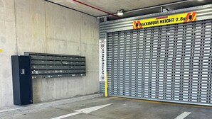 Een parkeergarage met een maximumhoogte bord van 2,8 meter, een bord voor gedeelde toegang en pijlen op de vloer.