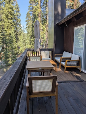 Outdoor dining - Hawk’s Ridge: Tahoe Forest Cabin Mins to Lake - AC, BBQ, EV, workspace, backyard (Tahoe Vista)