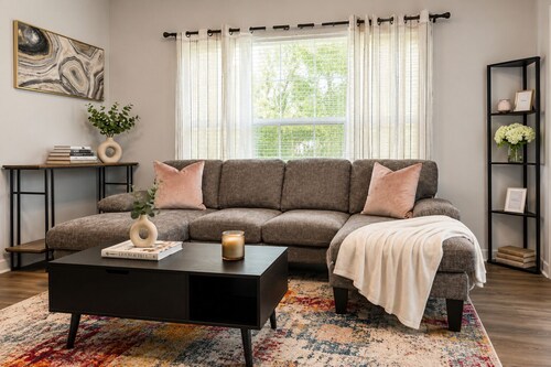 Luxury 1BR Condo 8 min Walk to Mercedes-Benz