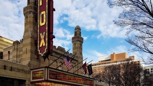 A theater with a marquee reading 'FOX' and an American flag. - Luxury 1BR Condo 8 min Walk to Mercedes-Benz (Atlanta)