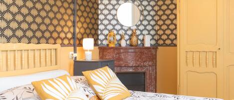 2 bedrooms, travel crib, WiFi (free)