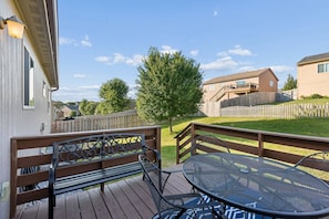 Outdoor dining - 3-bedroom house in Wood Valley Omaha, 30 Min from Downtown Omaha and Zoo (Omaha)