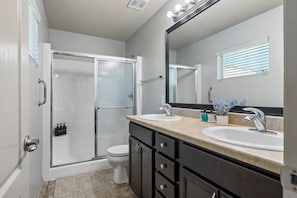 Shower, hair dryer, towels, soap - 3-bedroom house in Wood Valley Omaha, 30 Min from Downtown Omaha and Zoo (Omaha)