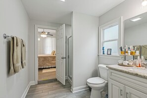 Bathroom - New Orleans 3BR | Murals + BBQ, Near Ferry (New Orleans)