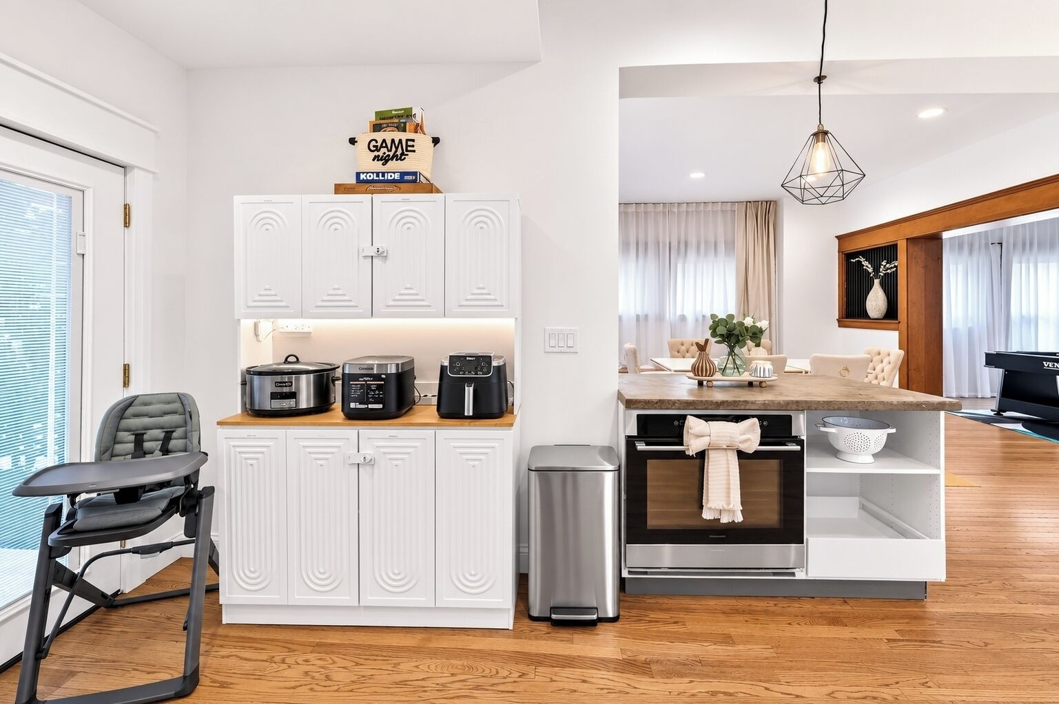 Cafetera y tetera, refrigerador, microondas y horno 
