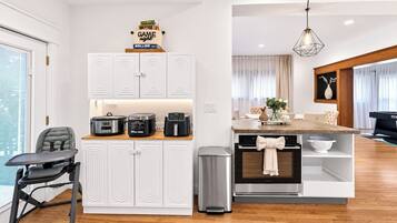 Cafetera y tetera, refrigerador, microondas y horno