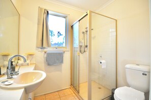 Douche, sèche-cheveux, serviettes fournies, savon