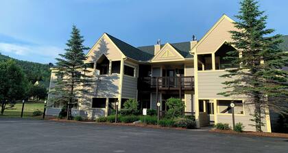 S35 Pet-Friendly Bretton Woods Condo | A/C, Fireplace, Near Ski Area | King Bed & Mountain Escape