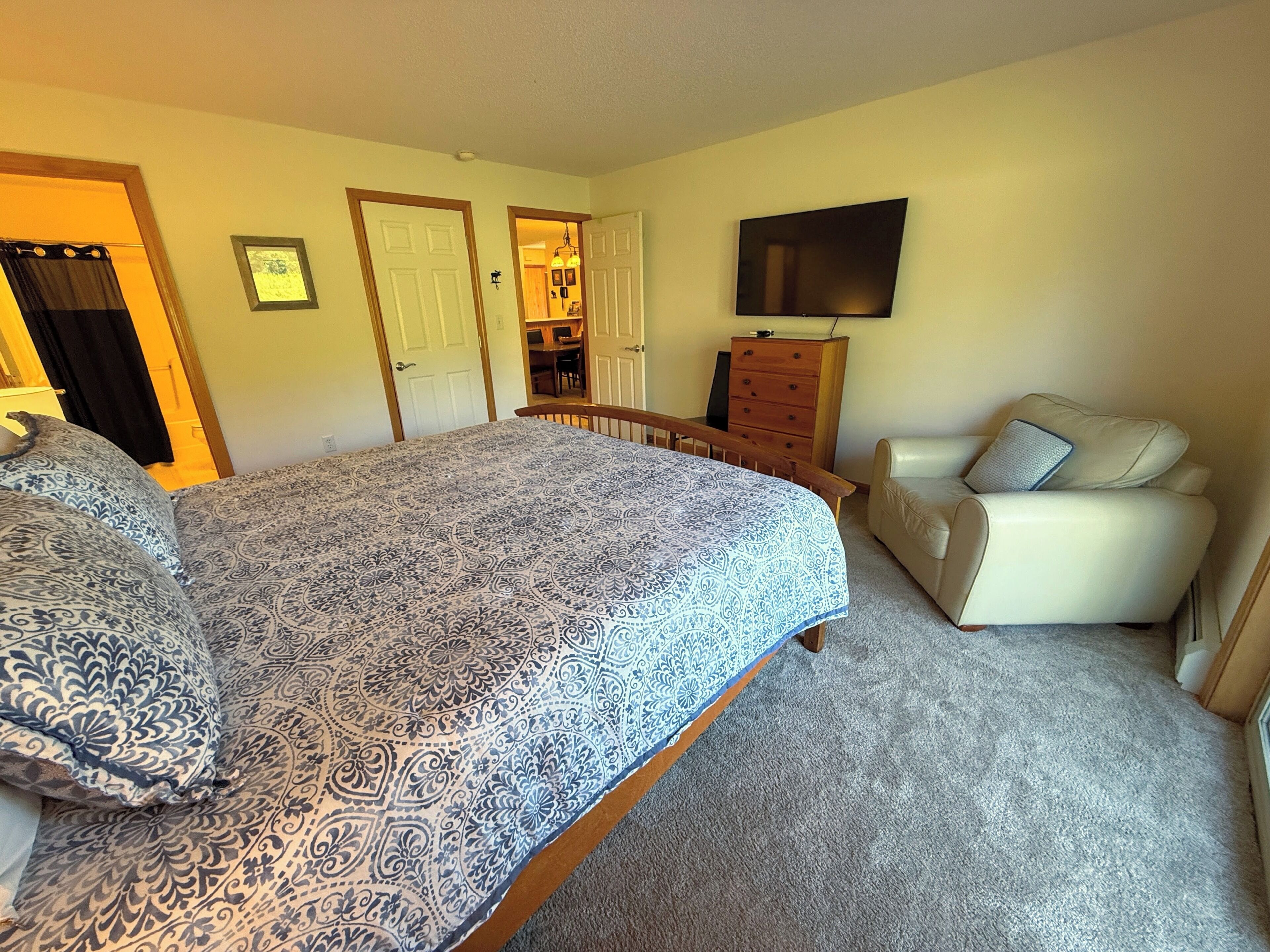 Iron/ironing board, free WiFi, bed sheets