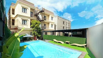 Outdoor pool, sun loungers