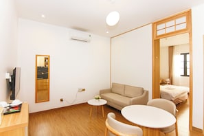 Deluxe-Apartment, Balkon, Stadtblick | Wohnzimmer | 45-Zoll-Flachbildfernseher mit Digitalempfang