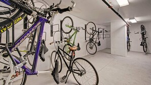Ein Fahrradstellplatz mit mehreren an Ständern gesicherten Fahrrädern.