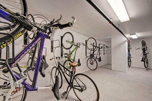 Ein Fahrradstellplatz mit mehreren an Ständern gesicherten Fahrrädern.
